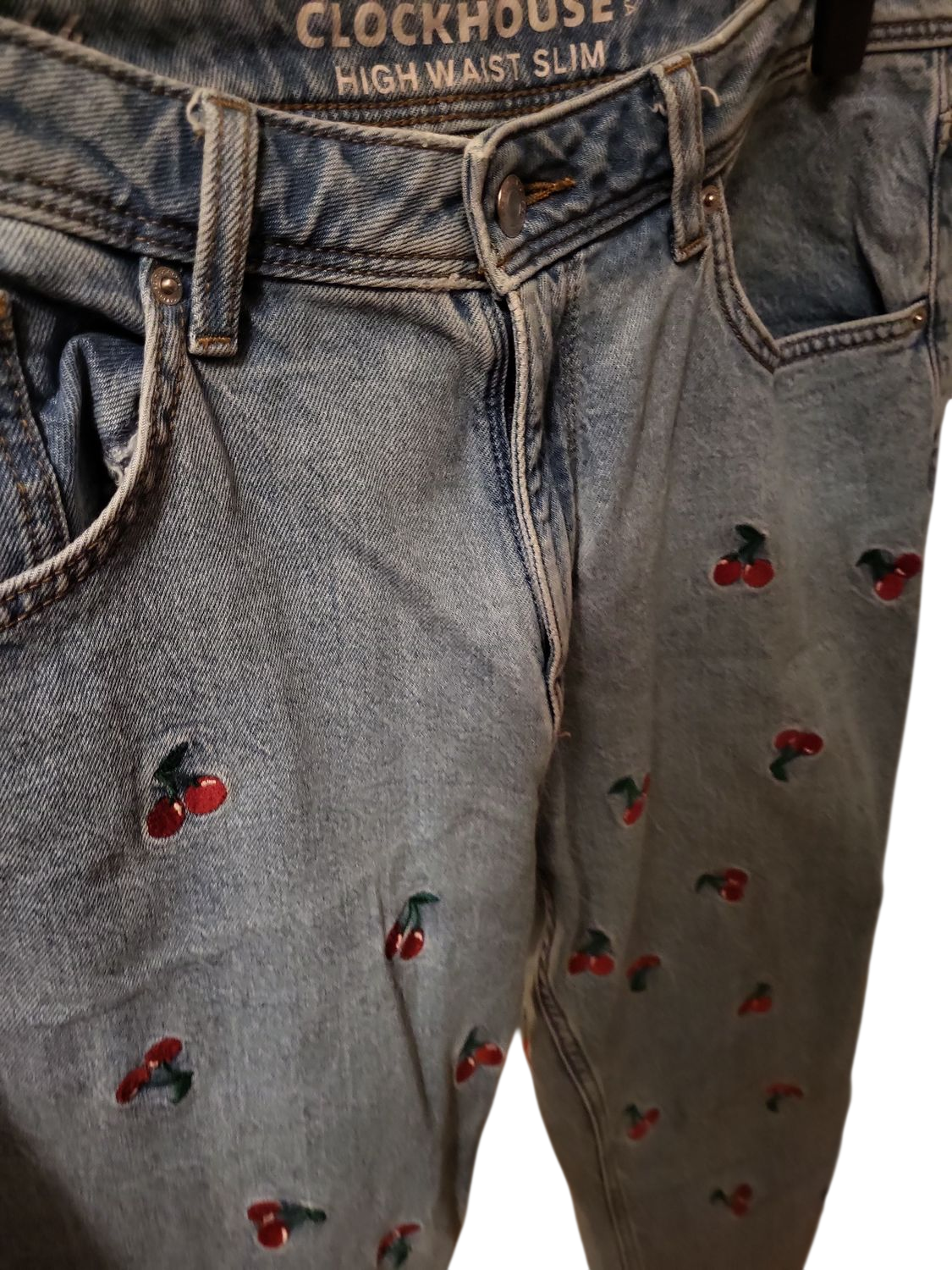 Clockhouse High Waist Slim Jeans mit Kirschen-Stickerei - Hellblau