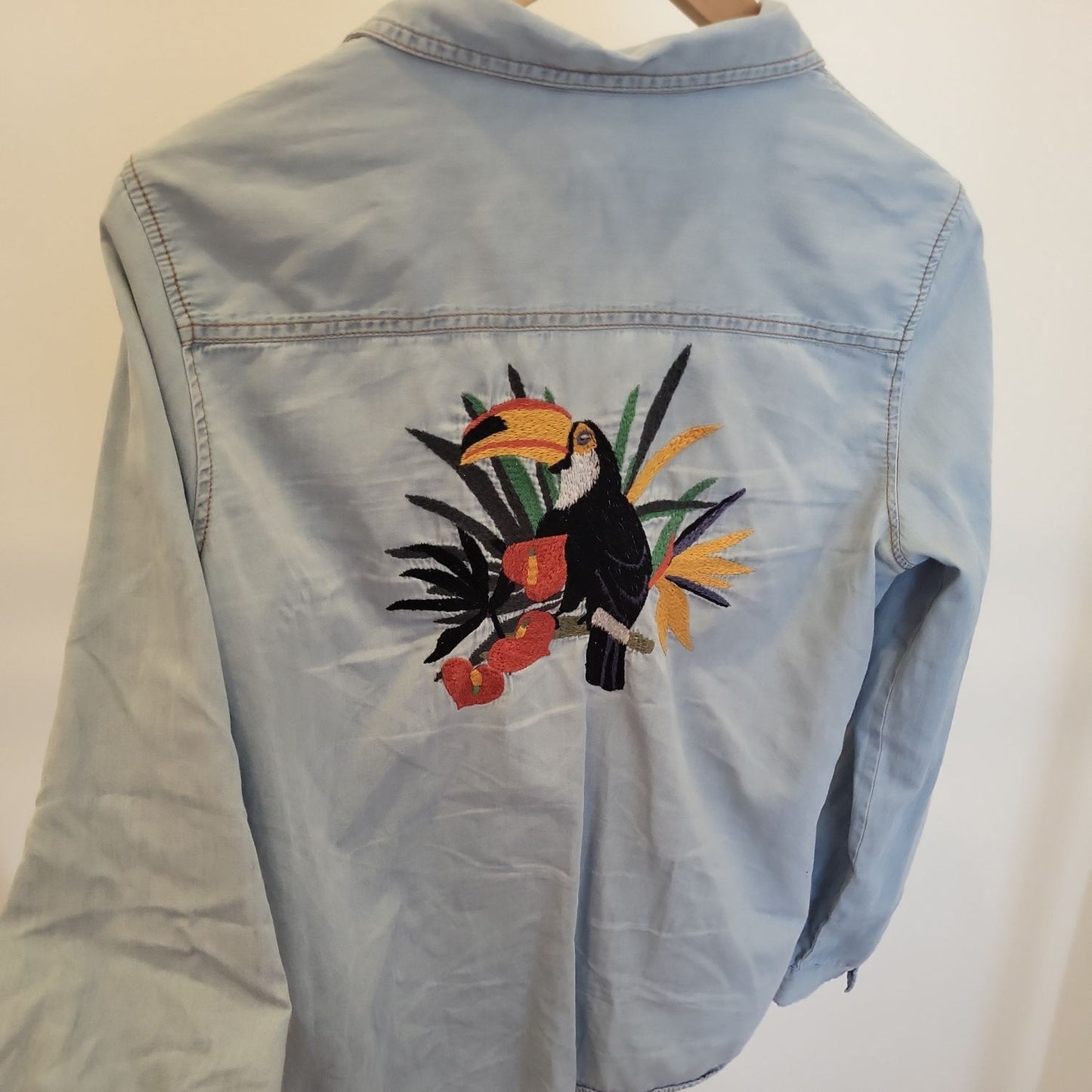 Zara Jeansbluse mit Tukan-Stickerei - Größe L