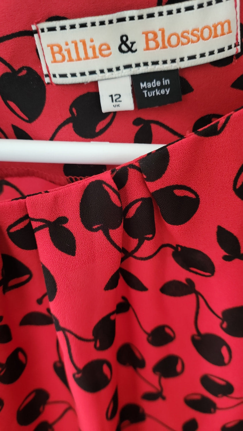 Billie & Blossom Bluse mit Kirschenmuster – Größe 40, Uk 12
