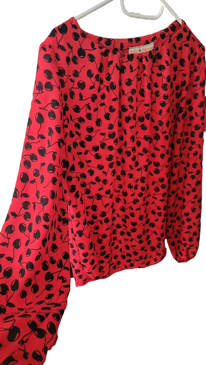 Billie & Blossom Bluse mit Kirschenmuster – Größe 40, Uk 12