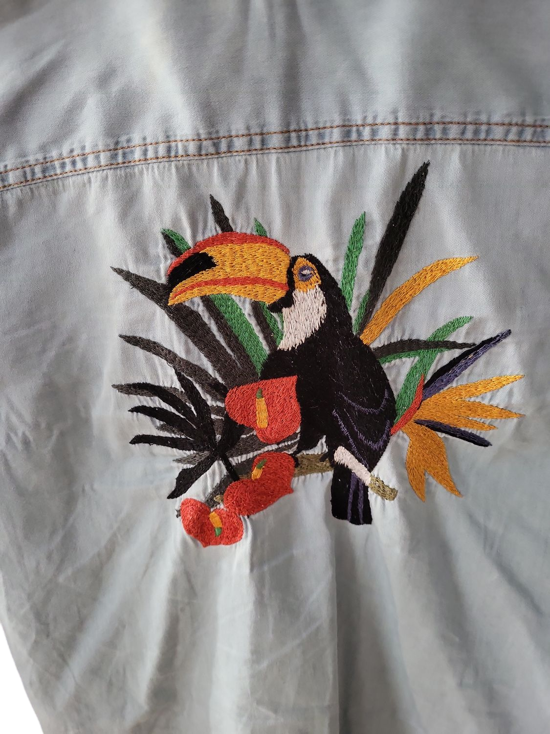 Zara Basic Denim Hemd mit Tukan-Stickerei - Größe L