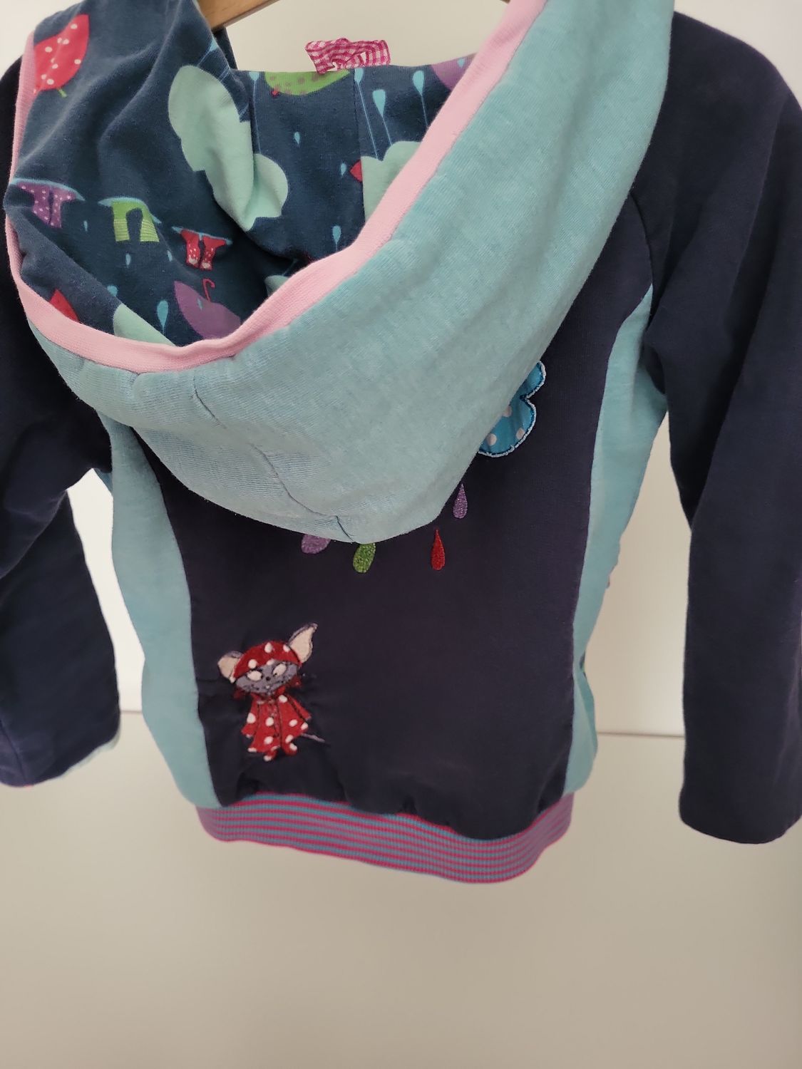 Bunte Wende Kinder-Sweatjacke mit Regenschirm-Motiv und Kapuze Gr 104