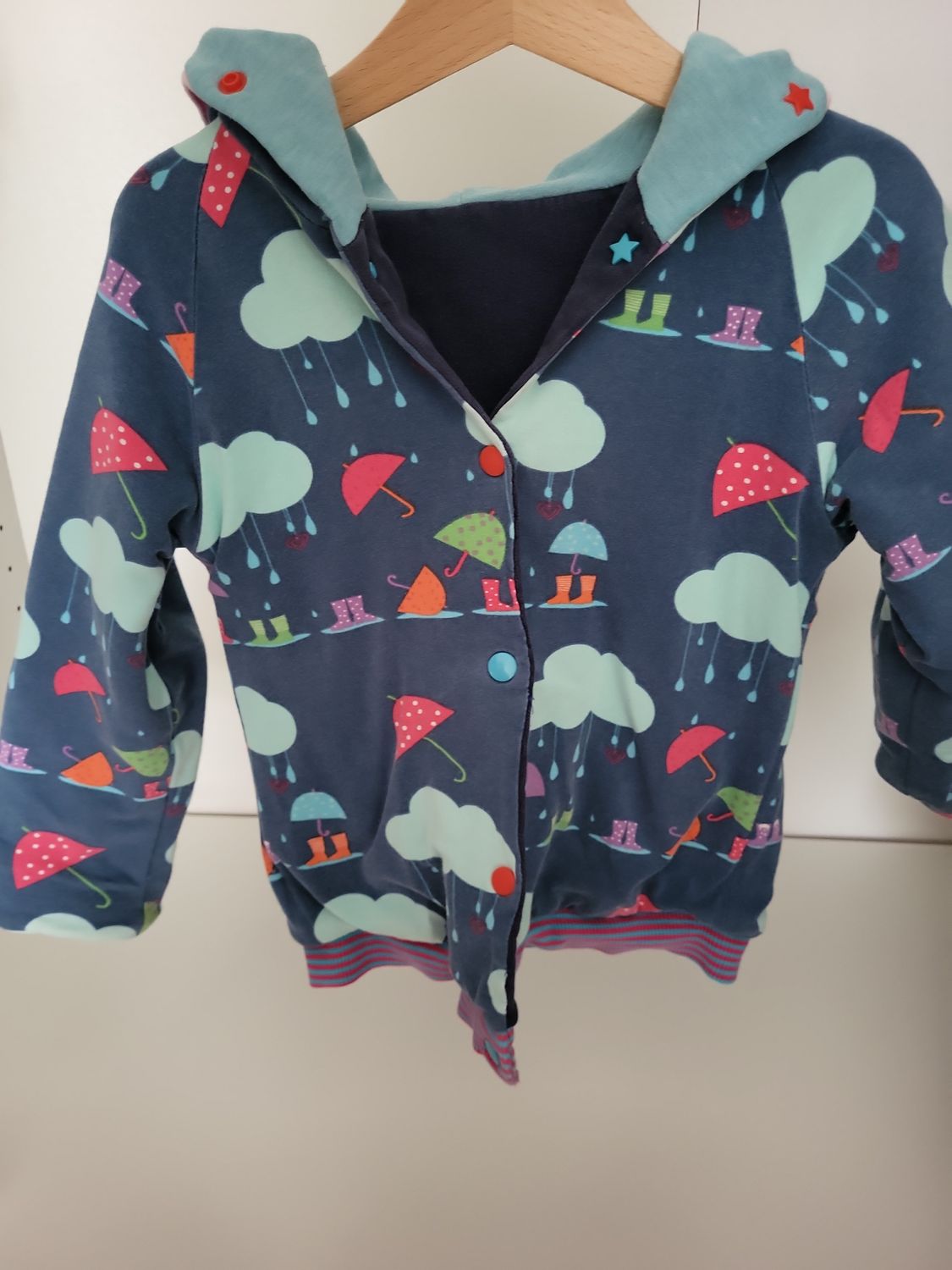 Bunte Wende Kinder-Sweatjacke mit Regenschirm-Motiv und Kapuze Gr 104