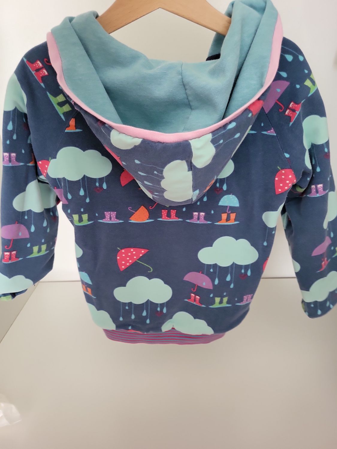 Bunte Wende Kinder-Sweatjacke mit Regenschirm-Motiv und Kapuze Gr 104