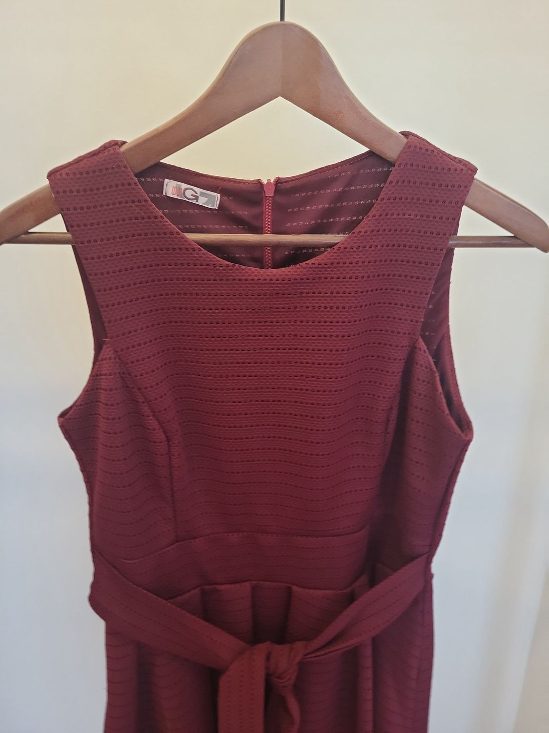 Burgunderrotes Kleid mit Struktur und Bindegürtel Gr 38