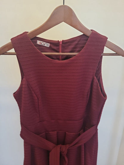 Burgunderrotes Kleid mit Struktur und Bindegürtel Gr 38