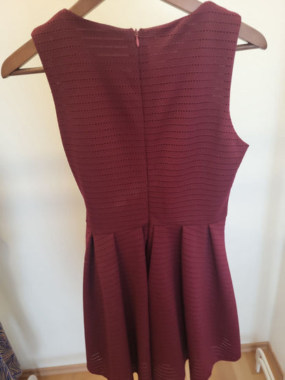 Burgunderrotes Kleid mit Struktur und Bindegürtel Gr 38