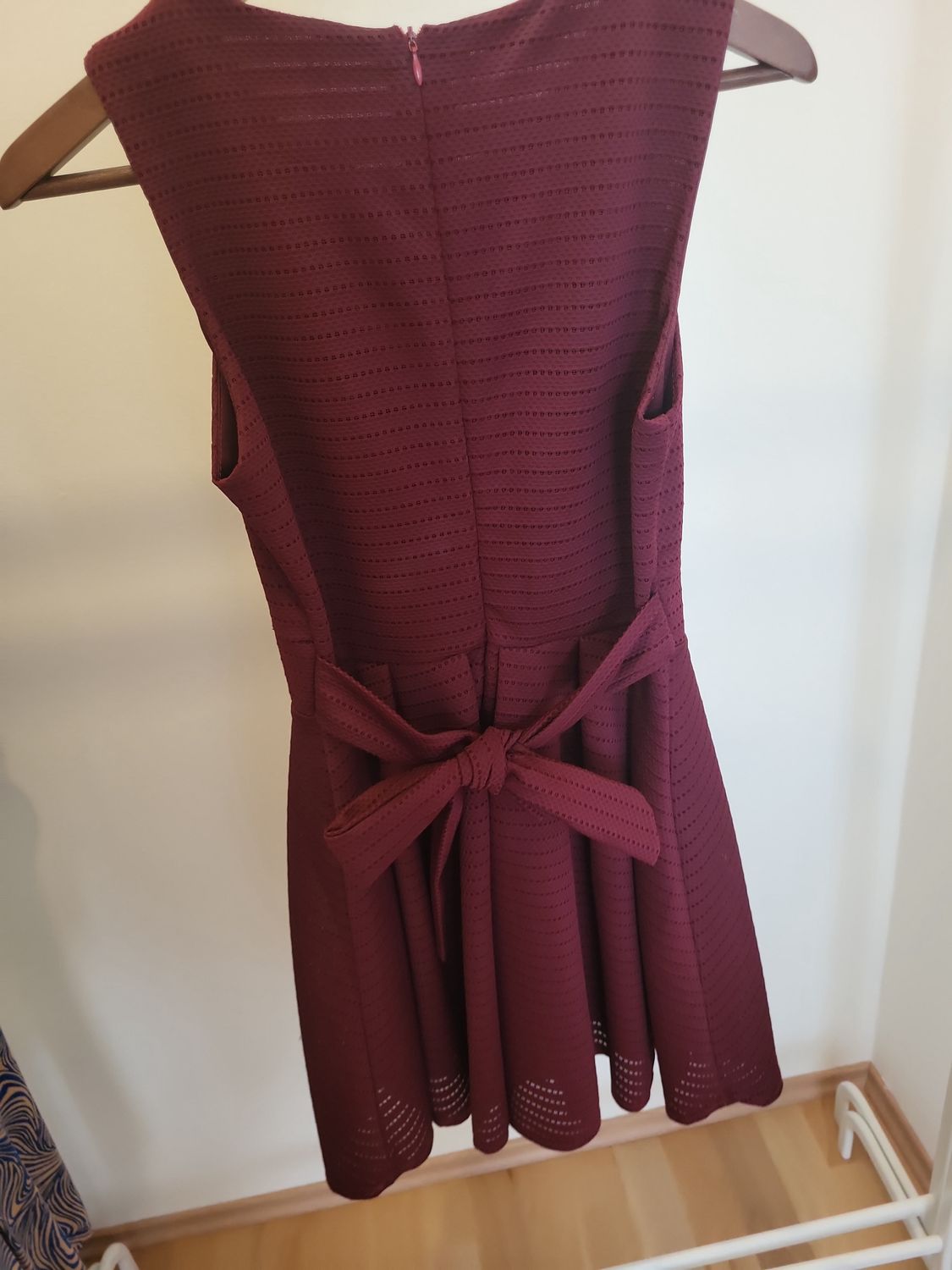 Burgunderrotes Kleid mit Struktur und Bindegürtel Gr 38