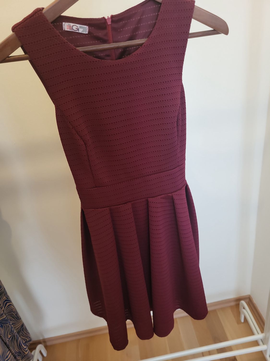 Burgunderrotes Kleid mit Struktur und Bindegürtel Gr 38