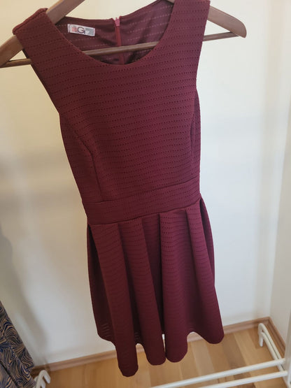 Burgunderrotes Kleid mit Struktur und Bindegürtel Gr 38