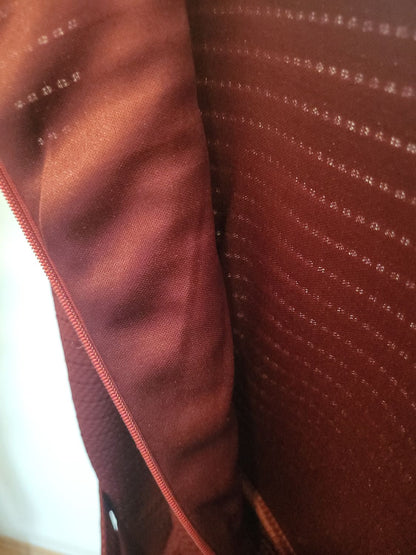 Burgunderrotes Kleid mit Struktur und Bindegürtel Gr 38