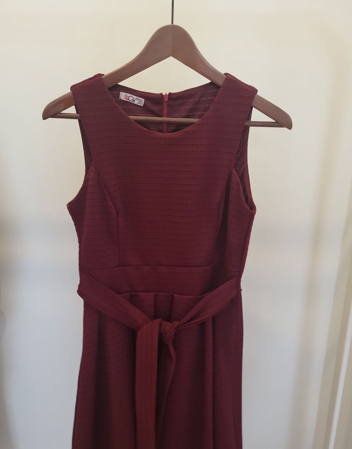 Burgunderrotes Kleid mit Struktur und Bindegürtel Gr 38