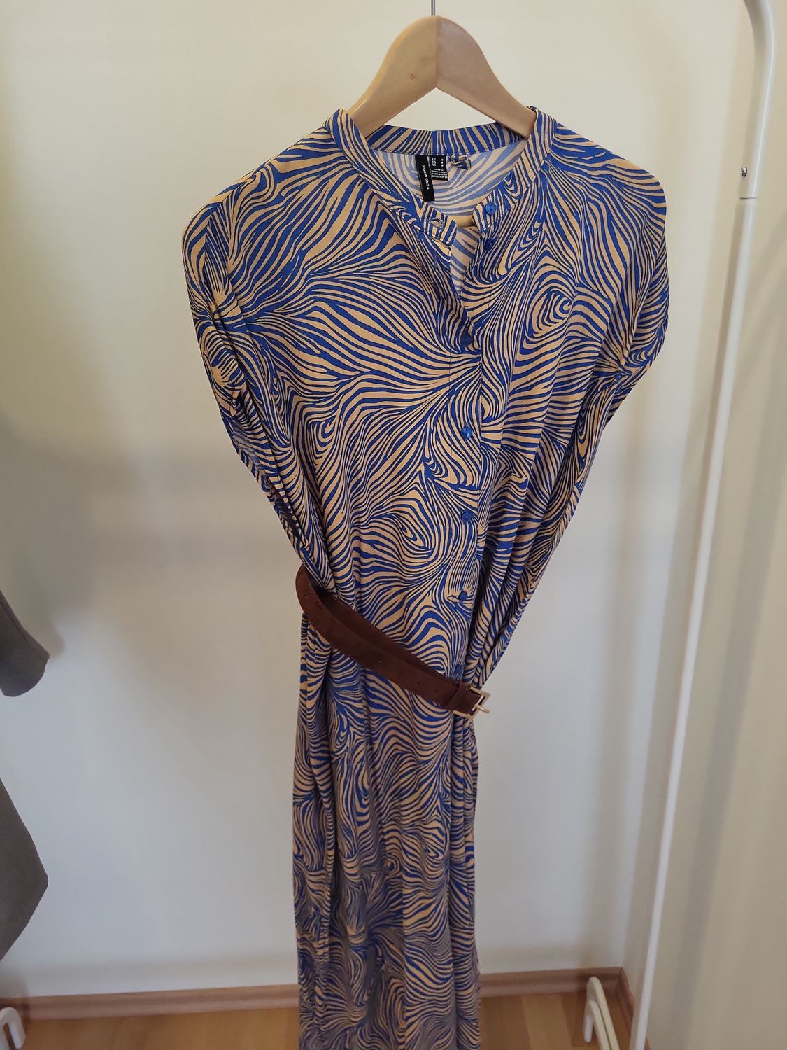 Gemustertes Kleid mit Wellenmuster in Blau-Beige - Mit Gürtel
