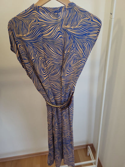 Gemustertes Kleid mit Wellenmuster in Blau-Beige - Mit Gürtel