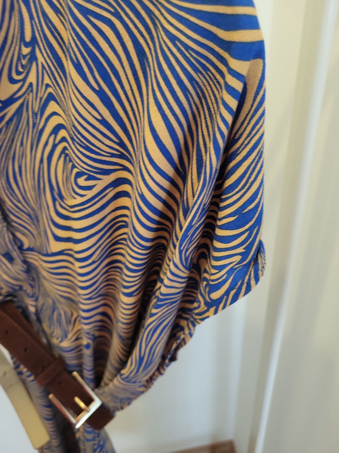 Gemustertes Kleid mit Wellenmuster in Blau-Beige - Mit Gürtel