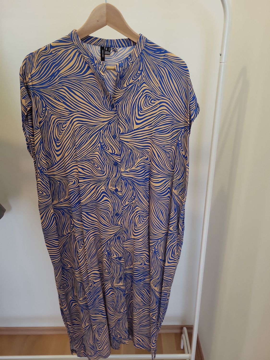Gemustertes Kleid mit Wellenmuster in Blau-Beige - Mit Gürtel