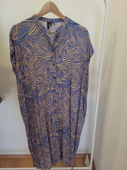 Gemustertes Kleid mit Wellenmuster in Blau-Beige - Mit Gürtel