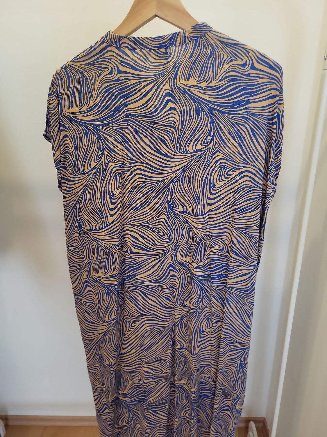 Gemustertes Kleid mit Wellenmuster in Blau-Beige - Mit Gürtel