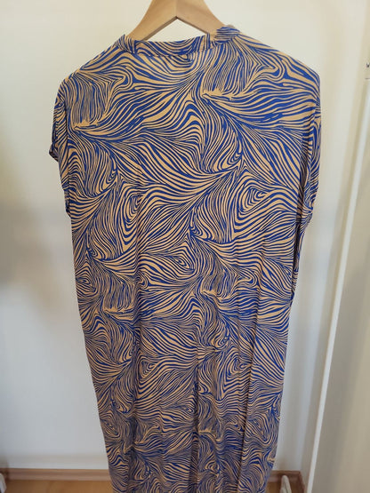 Gemustertes Kleid mit Wellenmuster in Blau-Beige - Mit Gürtel