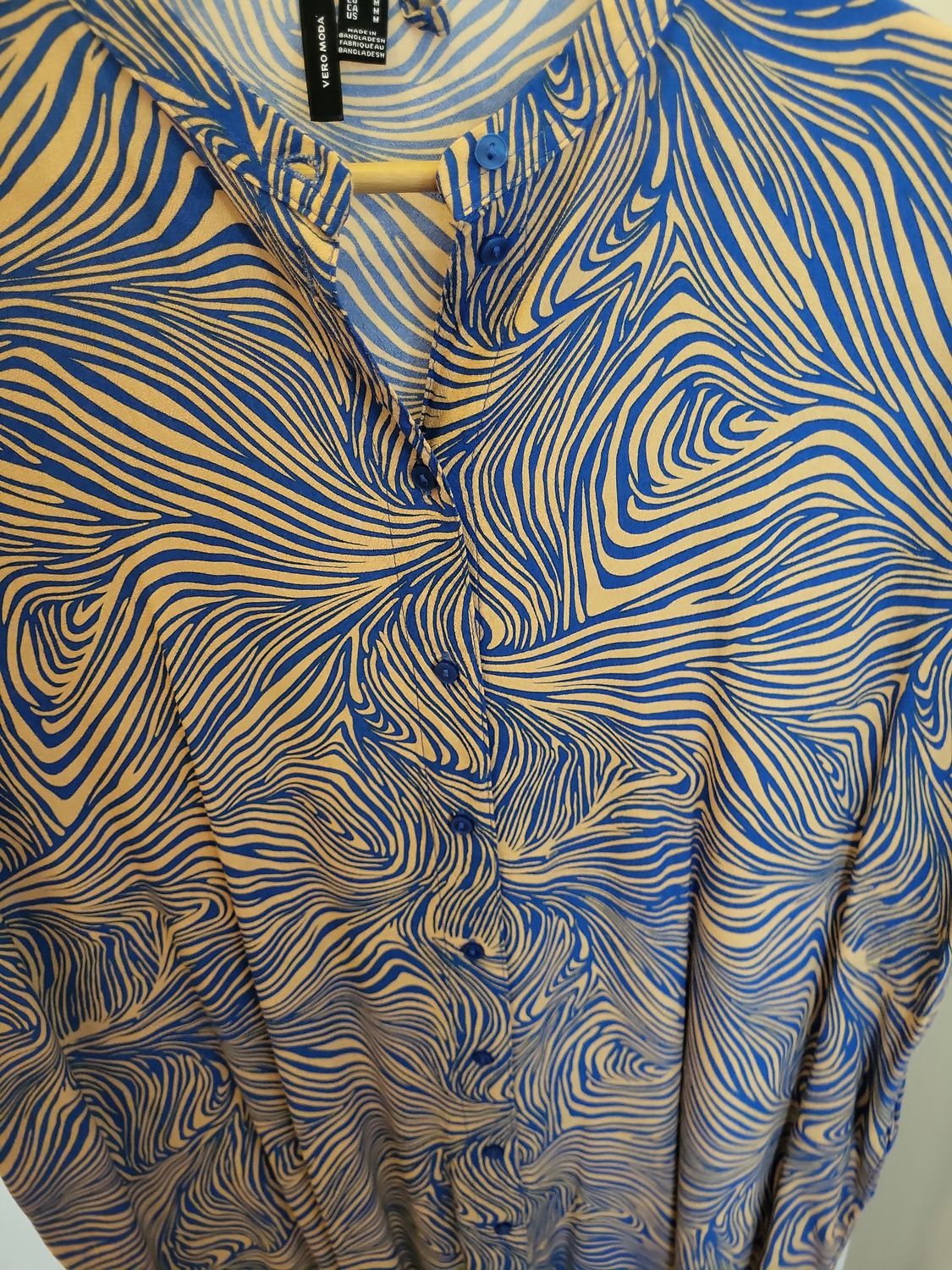 Gemustertes Kleid mit Wellenmuster in Blau-Beige - Mit Gürtel
