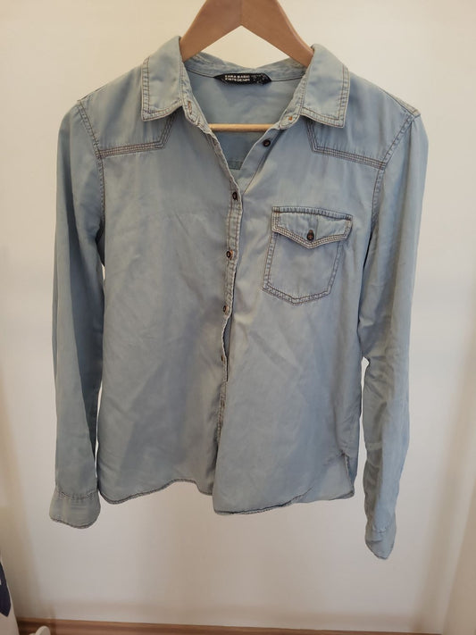 Zara Jeansbluse mit Tukan-Stickerei - Größe L