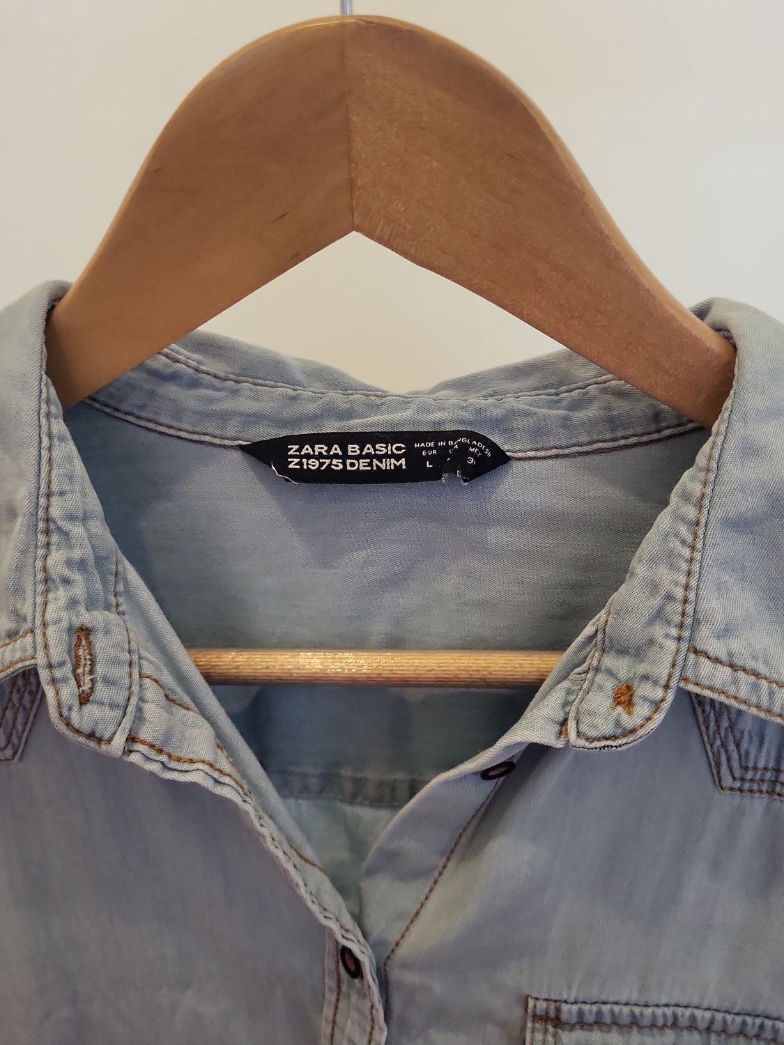 Zara Jeansbluse mit Tukan-Stickerei - Größe L