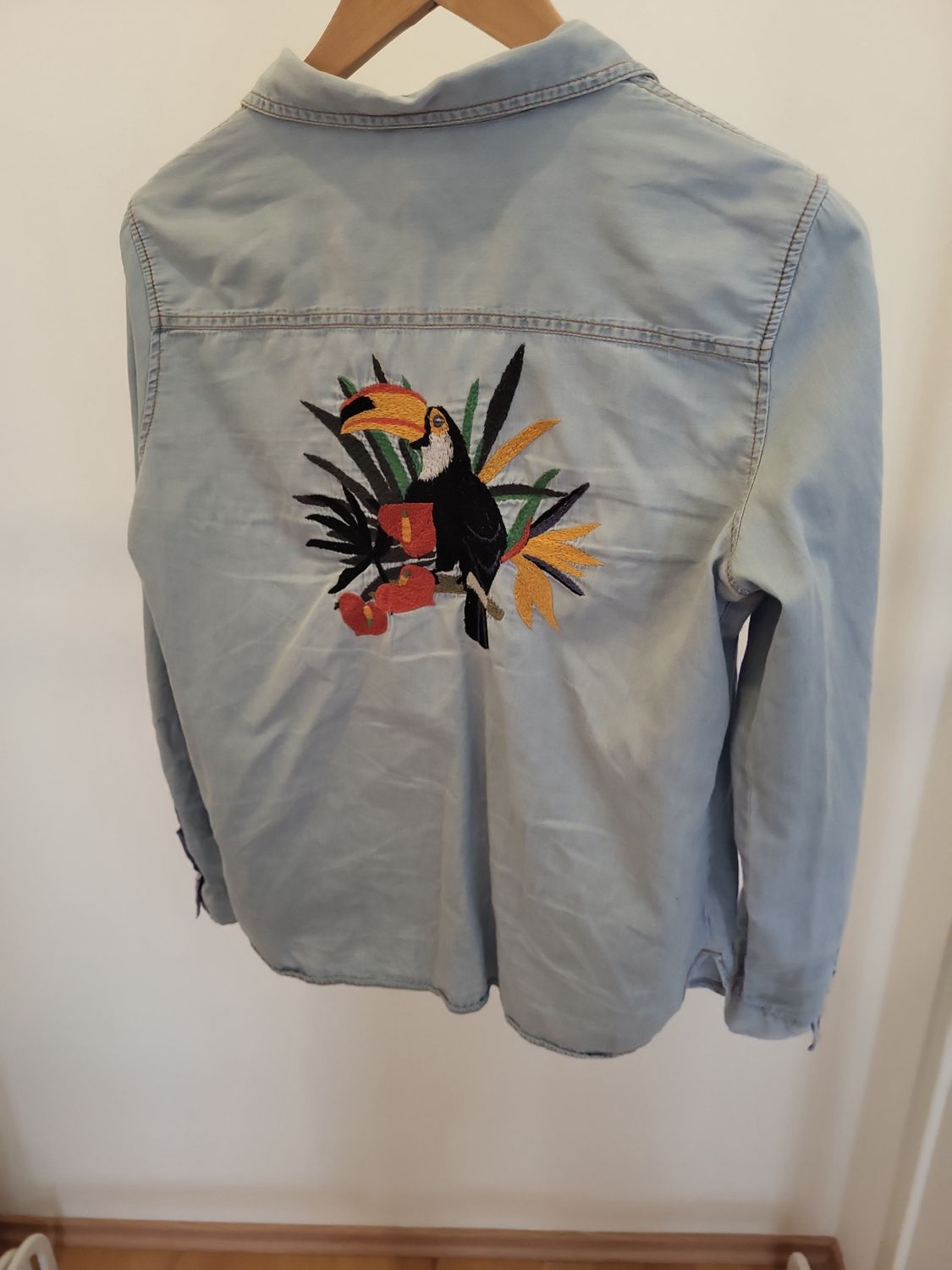 Zara Jeansbluse mit Tukan-Stickerei - Größe L