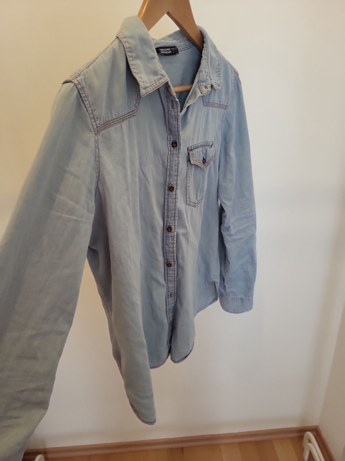 Zara Jeansbluse mit Tukan-Stickerei - Größe L
