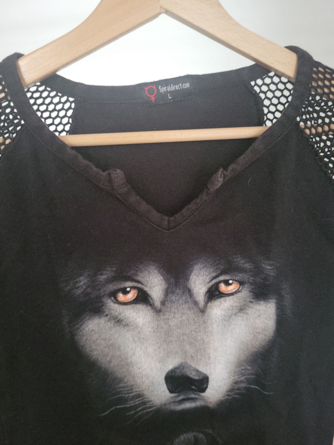 Schwarzes T-Shirt mit Wolfsmotiv und Netzärmeln - Größe M