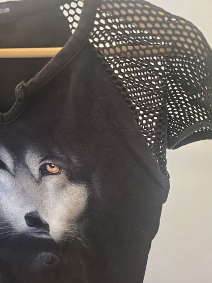 Schwarzes T-Shirt mit Wolfsmotiv und Netzärmeln - Größe M