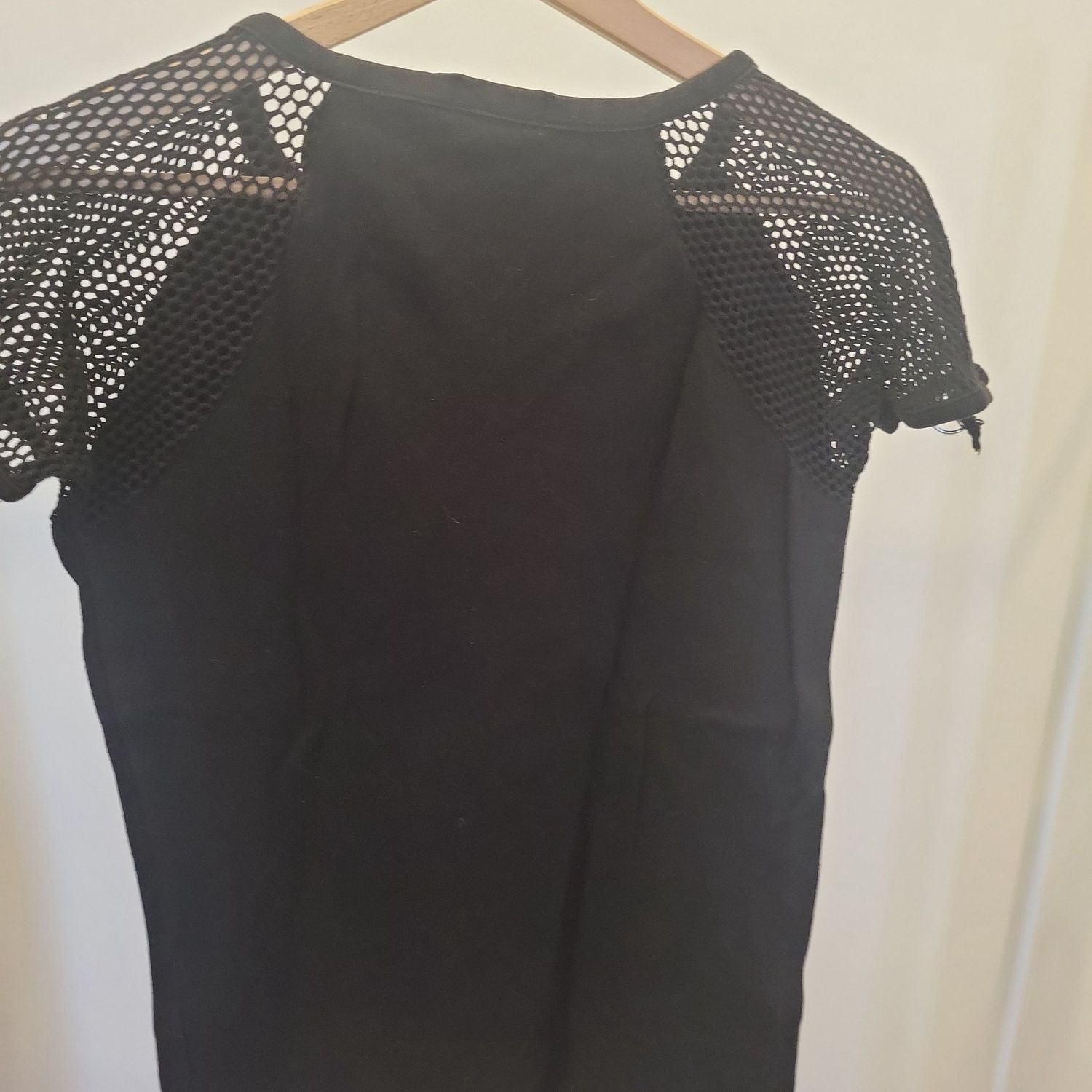 Schwarzes T-Shirt mit Wolfsmotiv und Netzärmeln - Größe M